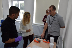 Oliver Terzic (left) of Hotzone Solutions details spectroscopy detection at a Czech Republic training seminar.
