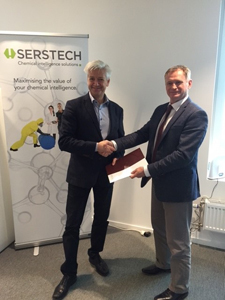 Hotzone Solutions CEO Oliver Mattmann (right) and Serstech CEO Peter Hojerback (left) sign a partnership agreement.