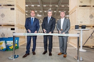 Ribbon cutting at Bayer’s new European Oilseed Processing Center in Monheim (f.l): Frank Terhorst, Global Head of Bayer CropScience’s Seeds business, Marc Reichardt, Head of Agricultural Commercial Operations, and Martin Dawkins, Head of Crop Protection R