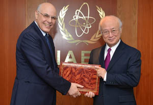 Ali El Mhamdi, Resident Representative of Morocco (left) submits an instrument of ratification to IAEA Director General Yukiya Amano.