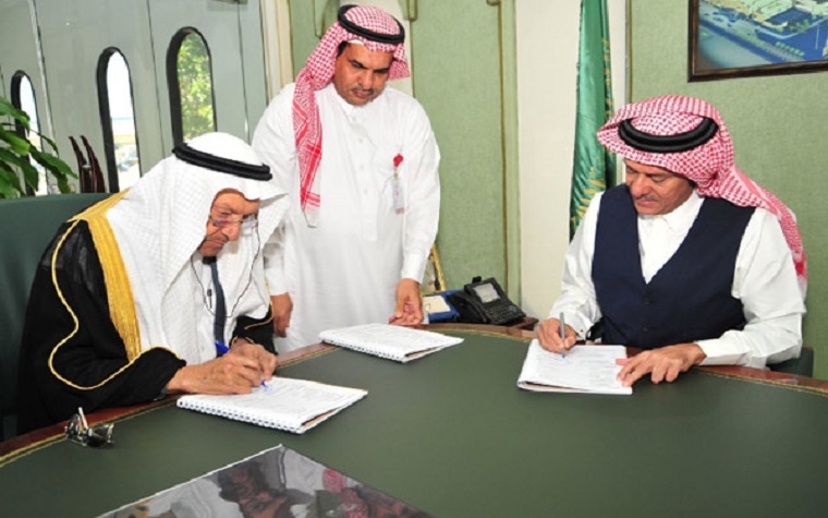 Al-Afandi Group officials signed a contract to buy land for a solar panel production facility in Saudi Arabia.