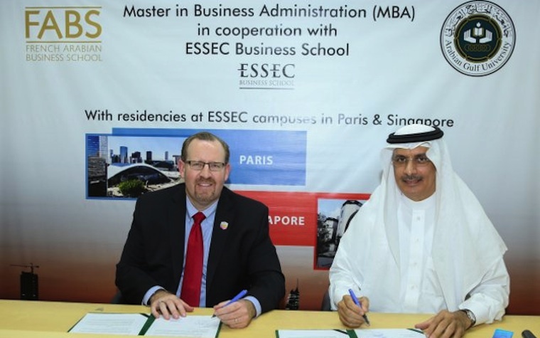Alba’s CEO Tim Murray (left) signs the MOU with Dr. Khalid Abdul Rahman Al Ohaly, President of Arabian Gulf University.