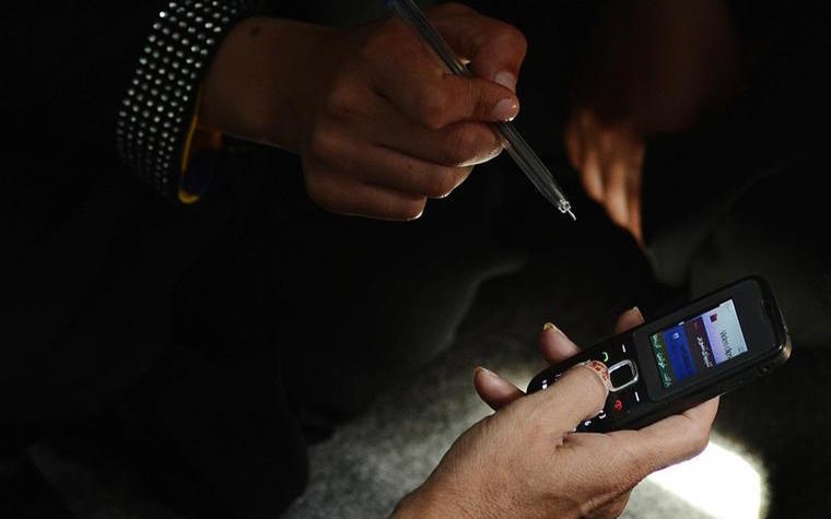 Afghan women use Ustad Mobile to learn to read.