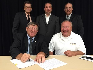 The South Dakota Soybean Association signed ASA’s new affiliate agreement during the July board meeting. Front row: ASA President Richard Wilkins and South Dakota Soybean Association President Jerry Schmitz. Back row: ASA Director Kevin Scott; Executive D