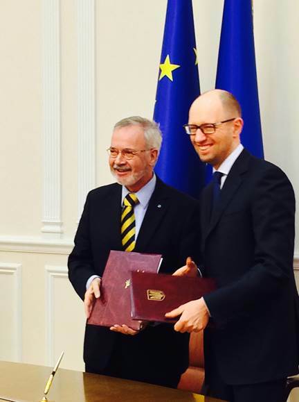 EIB President Werner Hoyer, left, and Ukrainian Prime Minister Arseniy Yatsenyuk finalize EIB loans to Ukraine.
